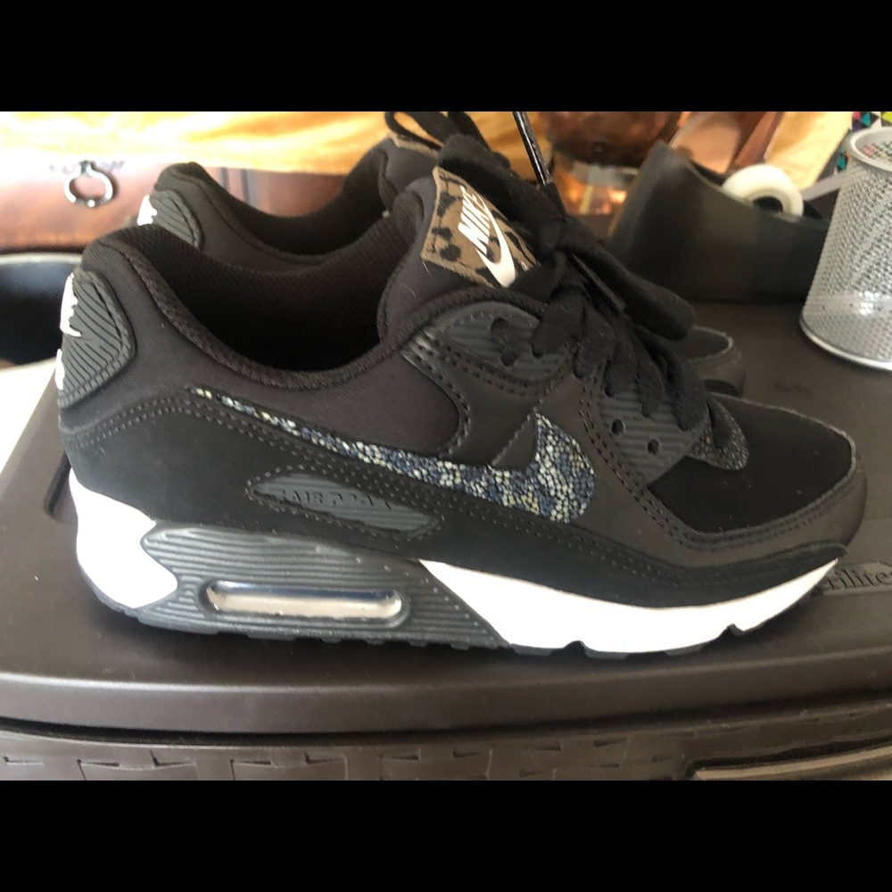 Women’s Nike air max 90 sneaker size 5.5